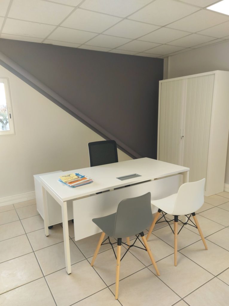 bureau simple avec chaises visiteurs