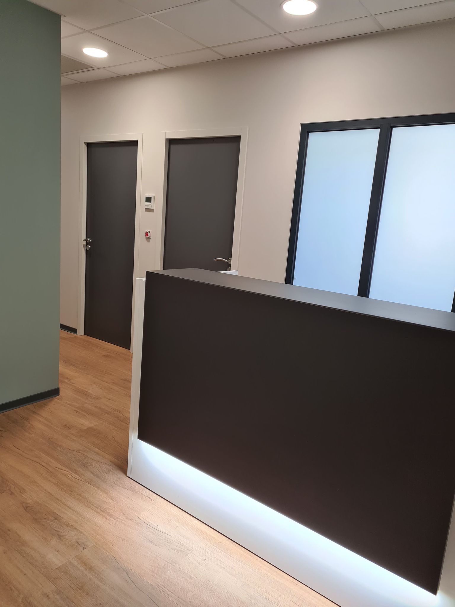banque d'accueil avec blanche et anthracite
