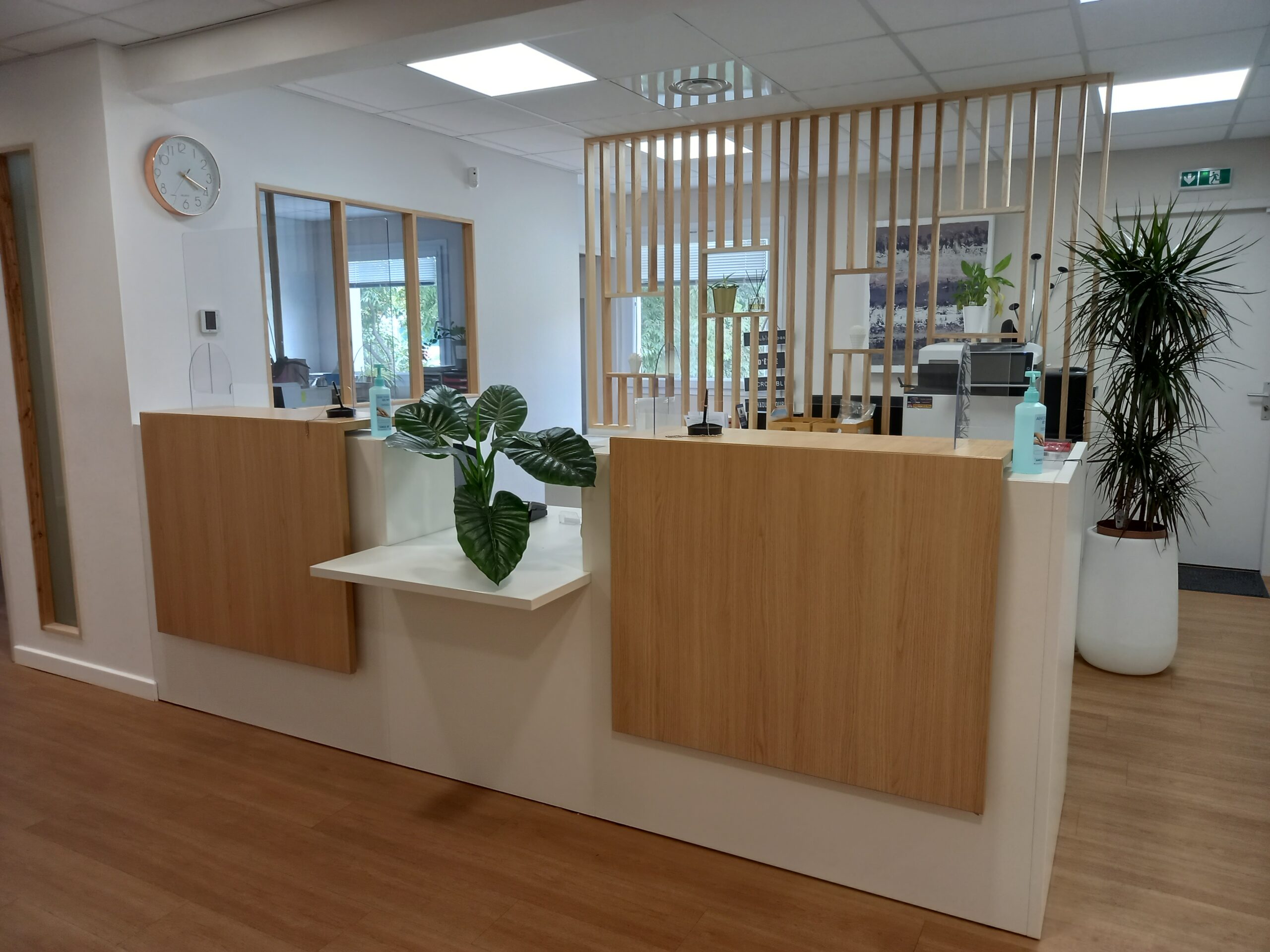 realisation banque d accueil et cloison tasseaux sur mesure